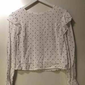  - VAD: Prickig blus från Bershka SKICK: Oanvänd MATERIAL: Viscos 100%