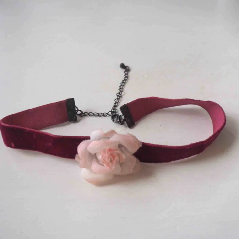 Halsband, choker. Vinrött band med rosa ros.. Accessoarer.