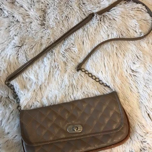  - Brun väska.Använda några gånger.