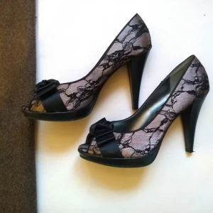  - Tjusiga klackskor i svart och rosa, med spets, rosett och öppen tå. Använda nån enstaka gång.