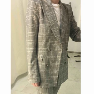  - Rutig blazer från zara i mycket bra skick