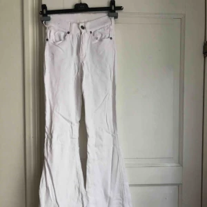  - Ett par snygga vita bootcat jeans. Dom är uppsydda då de var lite för långa för mig (jag är 167 cm) men de går självklar att sprätta upp.