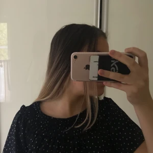  - Blå och vit prickig plus från Bikbok