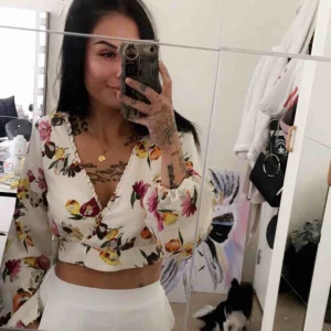  - Storlek L men mer som M , då ja själv är S-M  Använd en gång i typ knappt två timmar .  