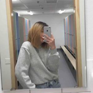  - En tröja från H&M, mysigt och skit snyggs. Passa perfekt för höst eller vinter. 💙