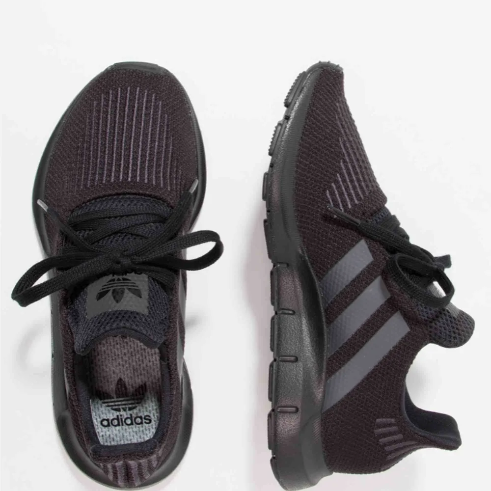 Super fina adidas sneakers! Modellen heter Swift run. Använd vid 2 tillfällen, som nya! Köpta för 699 kr! Säljs då dom ej kommer till användning! Dom är super sköna . Skor.