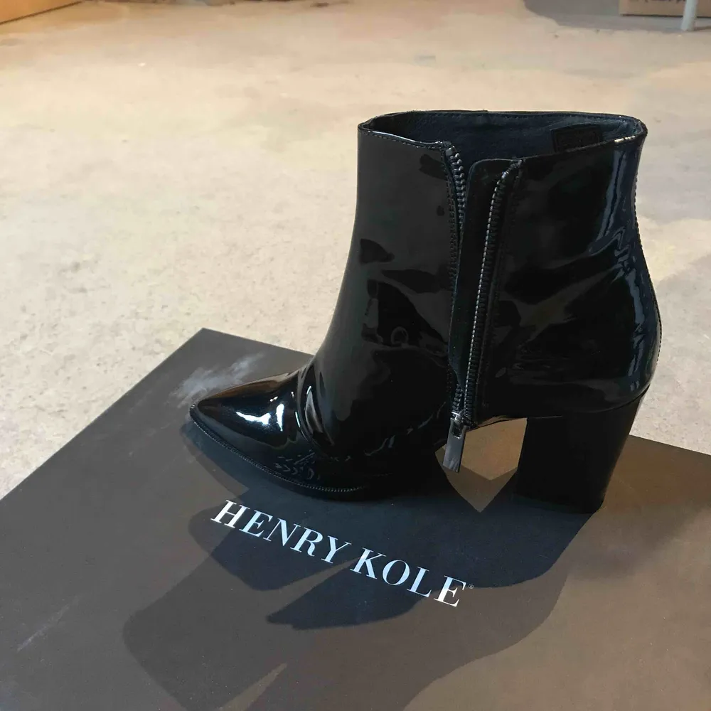 Super läckra lack boots från Henry Kole, nyskick helt oanvända.  Nypris 1699kr . Skor.