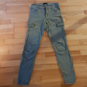  - Skit snygga mörkgröna låga byxor med fickor på sidorna