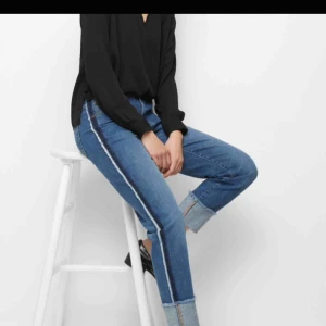  - Helt nya jeans inköpta i somras, har aldrig kommit till användning  Storlek 38 / passar en S-M  100 kr + frakt