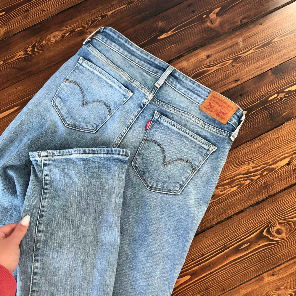 Ett par Levi’s flare jeans i strl.26 ordinarie pris 1000kr använda ett få tal gånger, sitter super snyggt! . Jeans & Byxor.