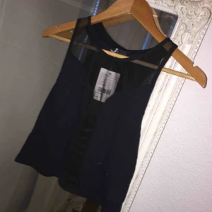  - Snygg svart topp. Köpt på Urban Outfiters i London. Helt oanvänd med prislapp kvar.  Säljer då den inte kommer till användning. Köp genom swish. Kan mötas upp i Malmö/ Lund