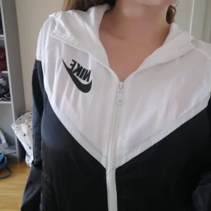  - Säljer nike jacka, GRYM att träna i. Säljer för att den bara blir liggandes i garderoben. Köptes här av en på plock, super bra skick och knappt använd. 40 kronor frakt ca. 