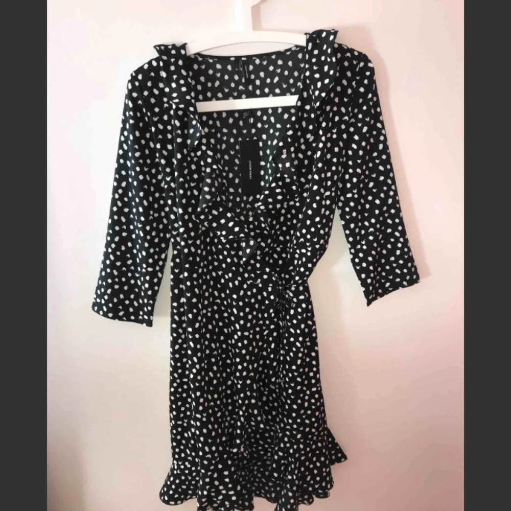 Klänning från vero Moda. Aldrig använd, prislapp finns kvar.. Mekot.