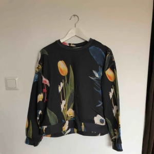  - Tröja från Weekday med blomprint. 