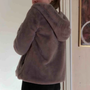  - JÄTTEmjuk, gosig och varm höstjackan i lila-grå färg som bilderna inte gör rättvisa. står storlek 34 i men är ganska stor, passar mig som har S/36. Använd 2 gånger, som ny! Kan mötas upp i Linköping eller skickas för fraktkostnad på 58 kr ✨