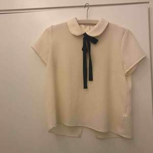 En fin blus från monki i bra skick. Säljer pga att jag aldrig har använt den, frakten kostar 30kr <33