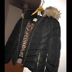  - • Köpt för 1800 kr. • Fake päls men håller perfekt till regn osv. • Bra skick, inga skador/fel (då den har varit använd i en termin). • Storlek 32 passar dig om du har XS, S och eventuellt M. 