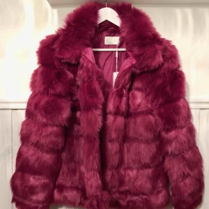  - En helt oanvänd jacka köpt från Nelly! Fuskpäls i rosa färg! Riktigt snygg om man vågar sticka ut lite! 