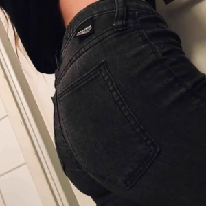  - Dr denim skiiiitsnygga jeans!!! Mörkgrå, och stretchiga. Köparen står för frakt😇