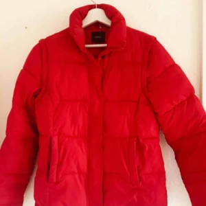  - Röd dunjacka med avtagbara ärmar 