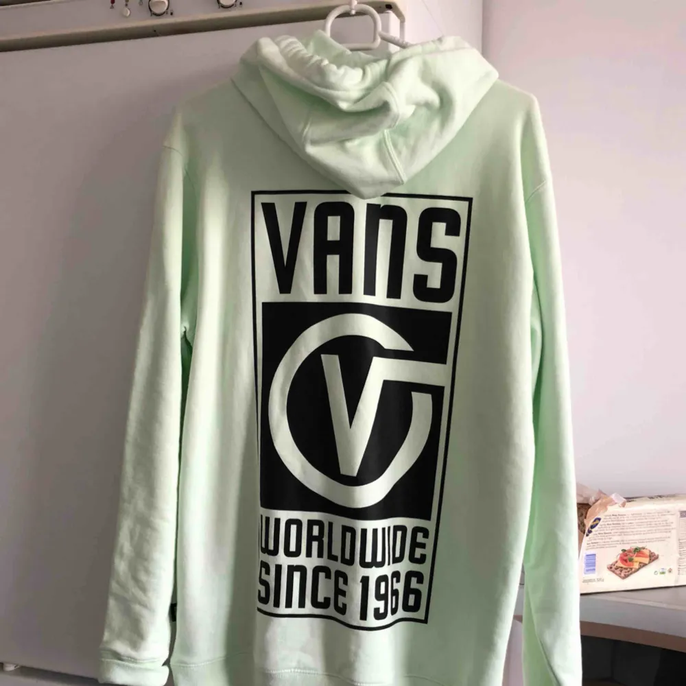 Köpt i london, mer som en storlek M, endast använd två gånger. . Hoodies.