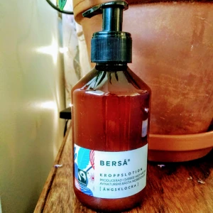  - Kroppslotion från Åhléns Berså, doften Ängsklocka. Oöppnad, säljer på grund av platsbrist. Butikspris c:a 100