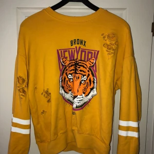  - Tröja från Ginatricot. Storlek S, använd 1-2 gånger. Frakt tillkommer :) 