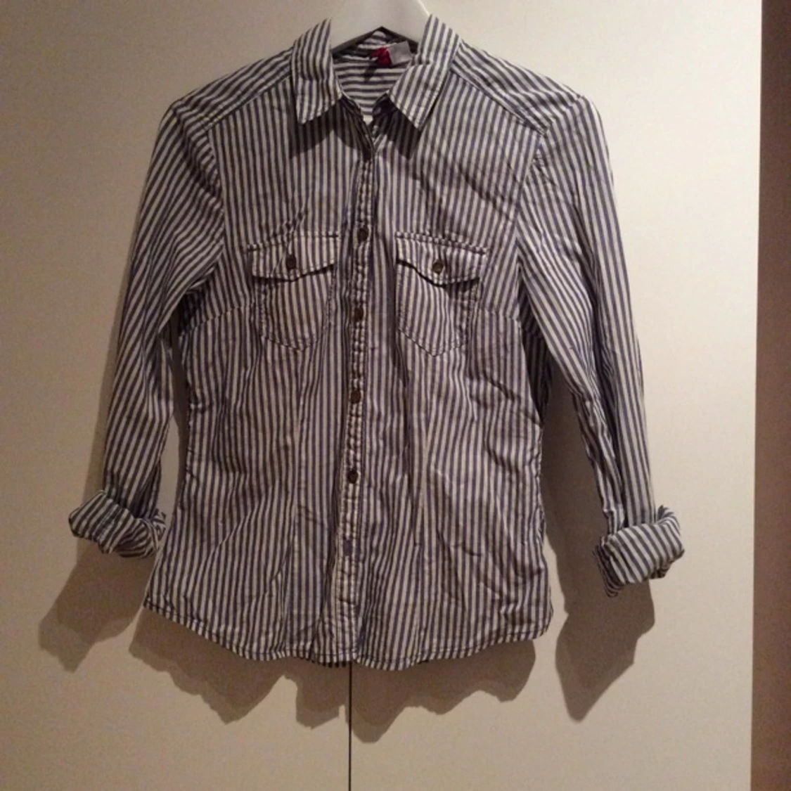 Blå- och vitrandig skjorta från h&m, sparsamt använd. Liten i storleken!