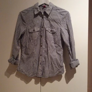 Blå- och vitrandig skjorta från h&m, sparsamt använd. Liten i storleken! - Blå- och vitrandig skjorta från h&m, sparsamt använd. Liten i storleken!
