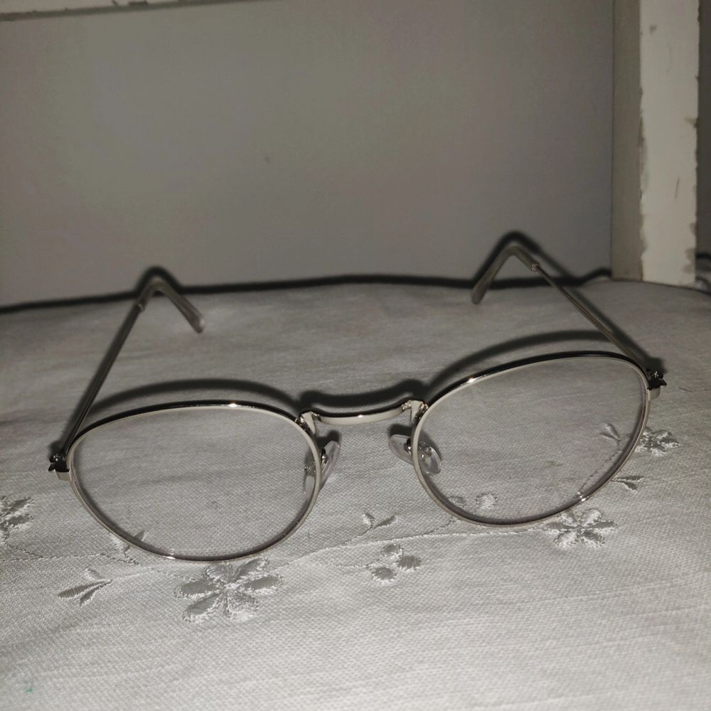 Trendiga fejkglasögon i silver, super snygga men säljer då jag numera använder riktiga glasögon. Oanvänd putsduk  tillkommerfrakt ❣️  Köpare står för frakt    . Accessoarer.