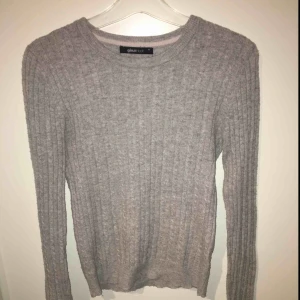  - Grå kabelstickad tröja från Gina tricot. Den är lite nopprig på några ställen p.g.a att den är använd men inget som märks särskilt mycket. 50 kr och frakt som betalas av köparen.
