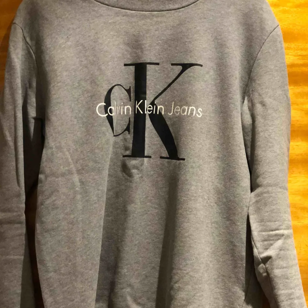 Calvin Klein tröja i grå nyans. Knappt använd. Storlek S men går som XS/S eller M . Hoodies.