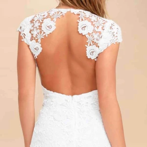  - Studentklänning från lulus. Aldrig använd, endast provad. Köpte för 900kr inklusive tull och frakt.  Säljer för 700kr och köparen står för frakten.