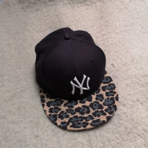  - New Era snapback cap, keps köpt på Urban outfitters för 300 kr. Aldrig använd. Justerbar och med NY yankees-logga. 