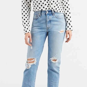  - Levis 501, raka ben, lappade i de trasiga delarna men kan såklart tas bort (se bild). Köpare betalar frakt 