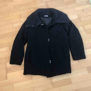  - Kappa med stor krage