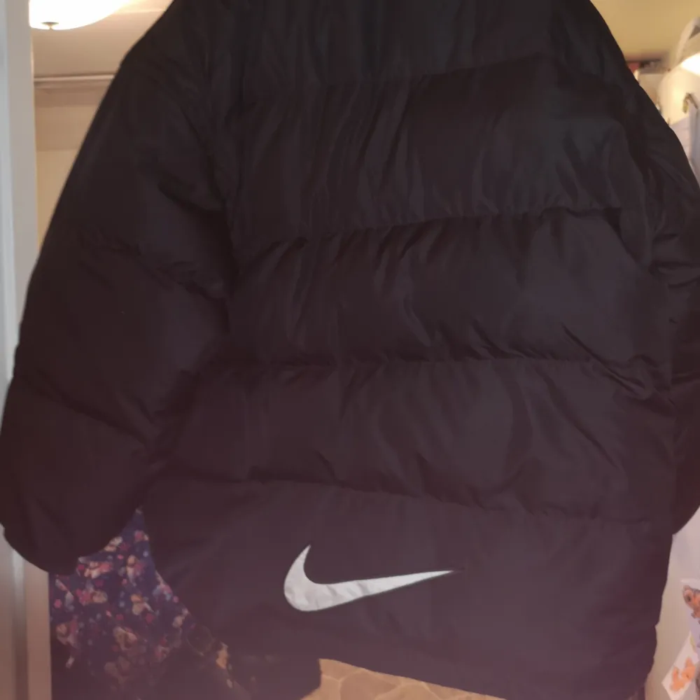 Fin Nike jacka st xl stor i st. Djur finns i hemmet, rökfritt. . Jackor.