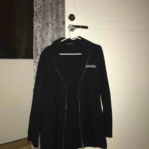  - Tunn lite oversized jacka med krage, skön och använd några fåtal gånger märket är rascals och den är unisex! Väldigt rak i modellen.