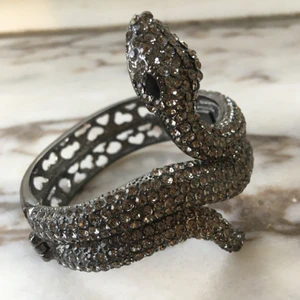  - supercoolt armband bestrött med swarovski-kristaller. tyvärr bara använt det en gång då armband inte riktigt är min grej. nypris 600-800 kr. hämtas i sthlm eller skickas om du betalar frakt. säljer massor (kmr mycket nytt i dagarna), mängdrabatt finnes! 