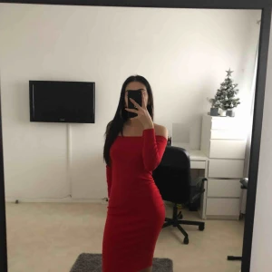  - Säljer en fin röd off shoulder klänning som passar bra nu till julen!