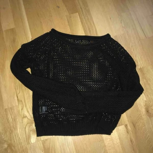  - Lite coolare, sexigare, rockigare tröja!! Funkar perfekt med en snygg topp eller bh/bikini under pga ihålig ;) +frakt tillkommer ;)