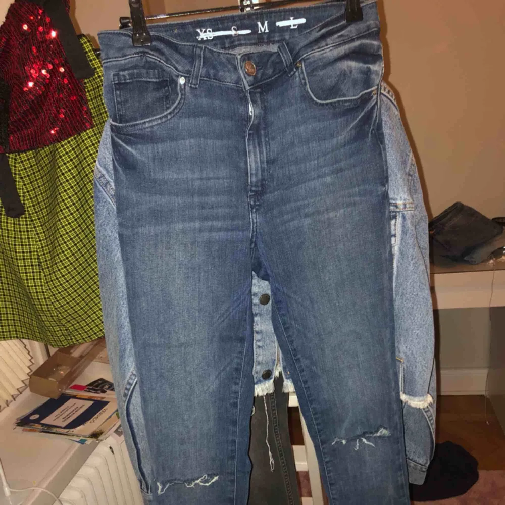 Jeans från bikbok med små hål på knäna och ojämnt längst ner. . Jeans & Byxor.