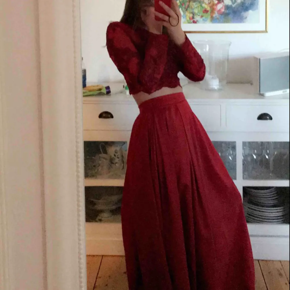 PRIS KAN DISKUTERAS!!!!!!! Tvådelad balklänning i jättefin röd färg. Inköpt för 1100kr. Aldrig använd. Köparen står för fraktkostnad.. Klänningar.