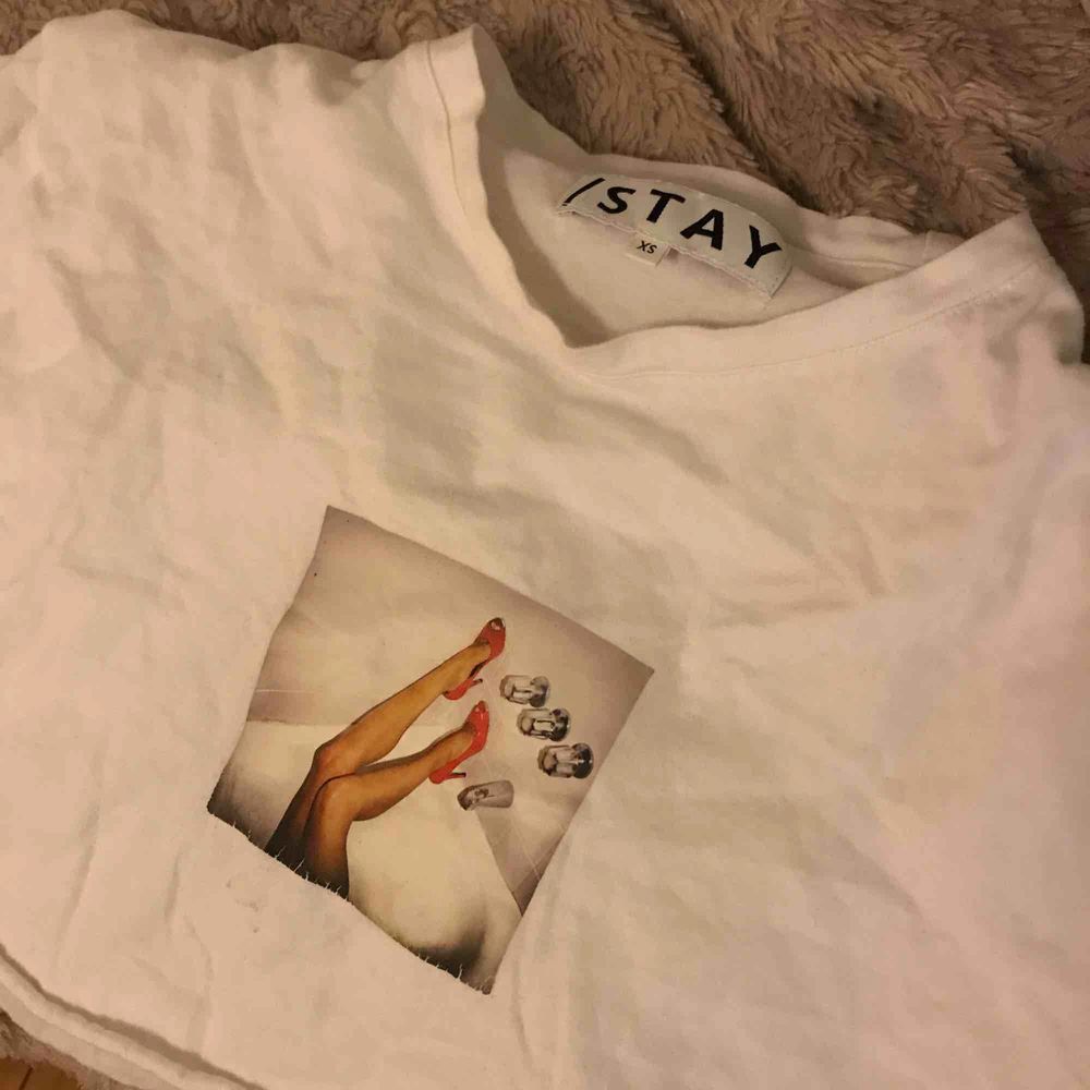 Avklippt tisha från Stay! Kan mötas upp i Stockholm eller frakta💛. T-shirts.
