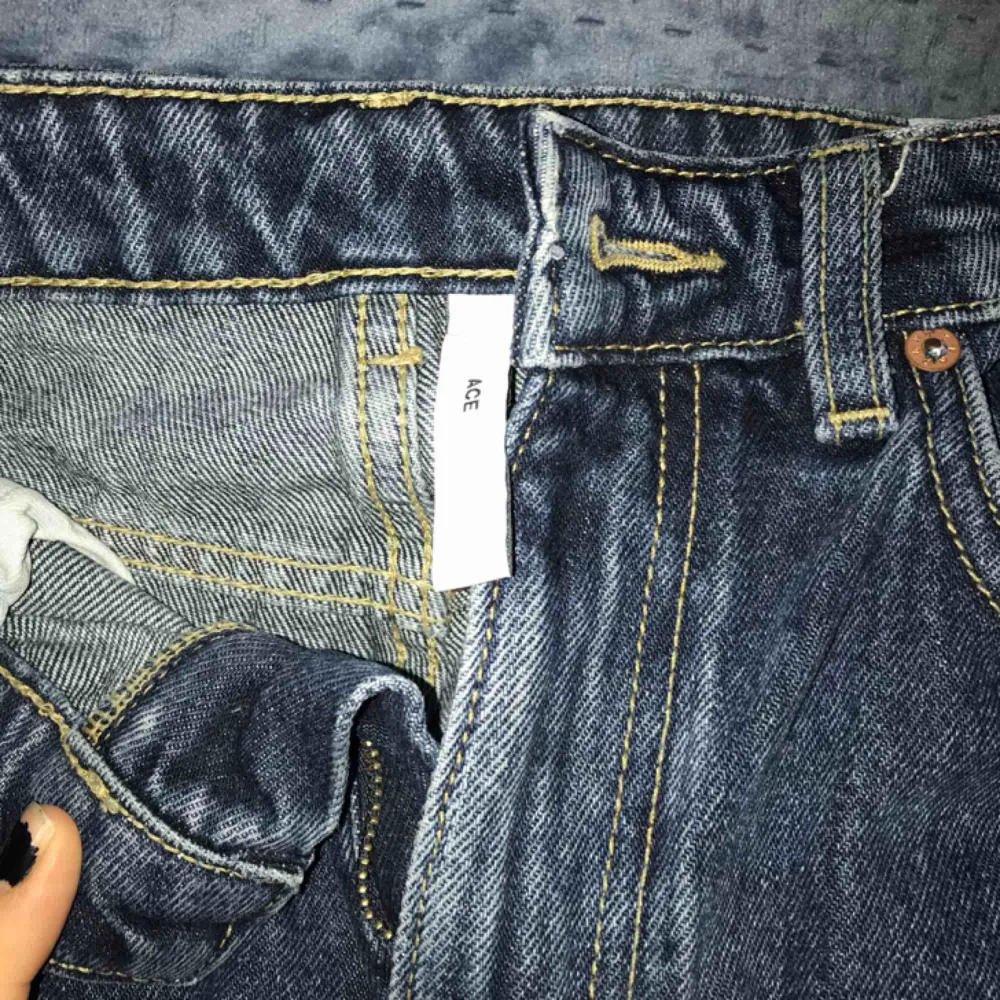 ett par mörkblåa byxor köpta på weekday för 499kr! modell: ACE STORKEK: W24, L30. Jeans & Byxor.