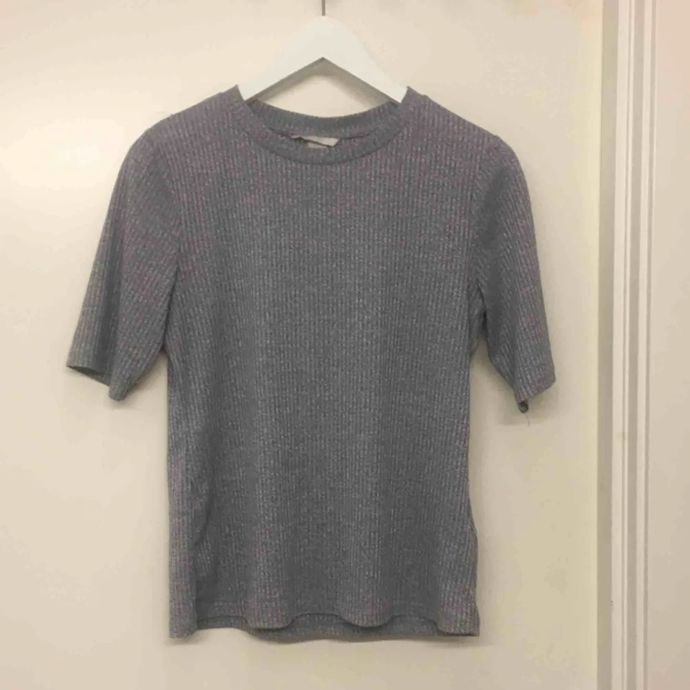 Skitsnygg grå tröja från HM köpt för ca ett år sen men knappt använd :( Möts upp i Sthlm . Toppar.