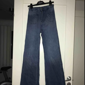  - En jävligt SNYGG denim jeans, strl 32 (mina favoritbyxor!!!!! ) säljer pga storleken, frakt tillkommer❤️