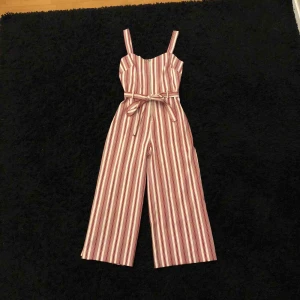  - Randig jumpsuit i culotte-längd. Tyget är stretchigt och tjockt. Aldrig använd och i perfekt skick men måste tyvärr sälja den pga för liten för mig som är ganska lång (178cm). Orginalpris 615kr. Kan posta eller mötas upp i Kristinehamn eller Karlstad