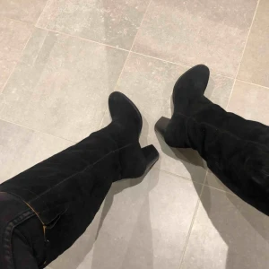  - Den perfekta modellen - stövlar i mocka. Från HM Premium quality. Tyvärr för små för mig 