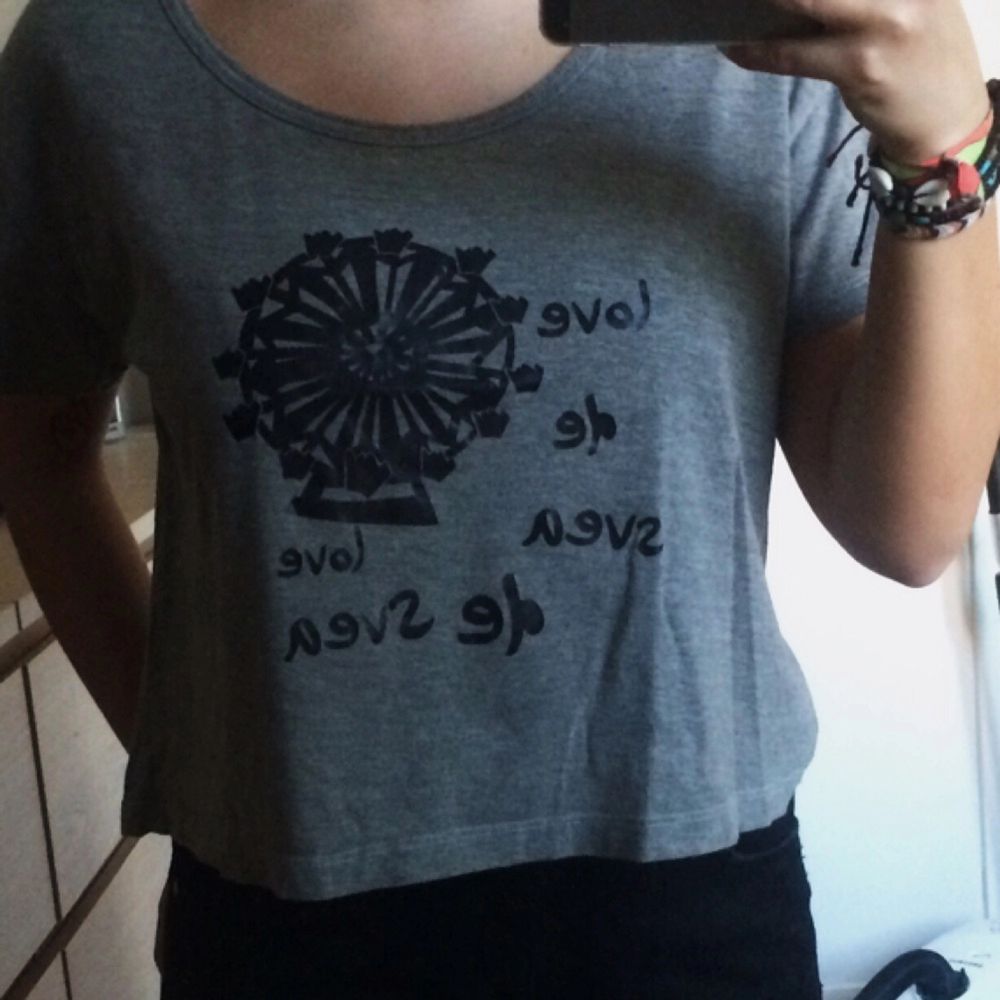 Snygg t-shirt av märket Svea. Använd högst 3 gånger. Nypris 199kr.. T-shirts.